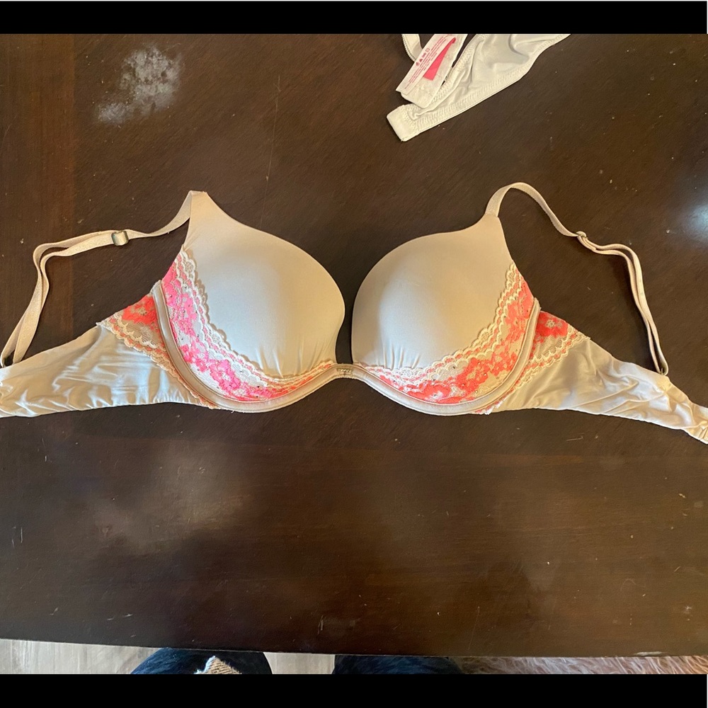 Victoria Secret - 34C Push up bra w/ cute detailing
